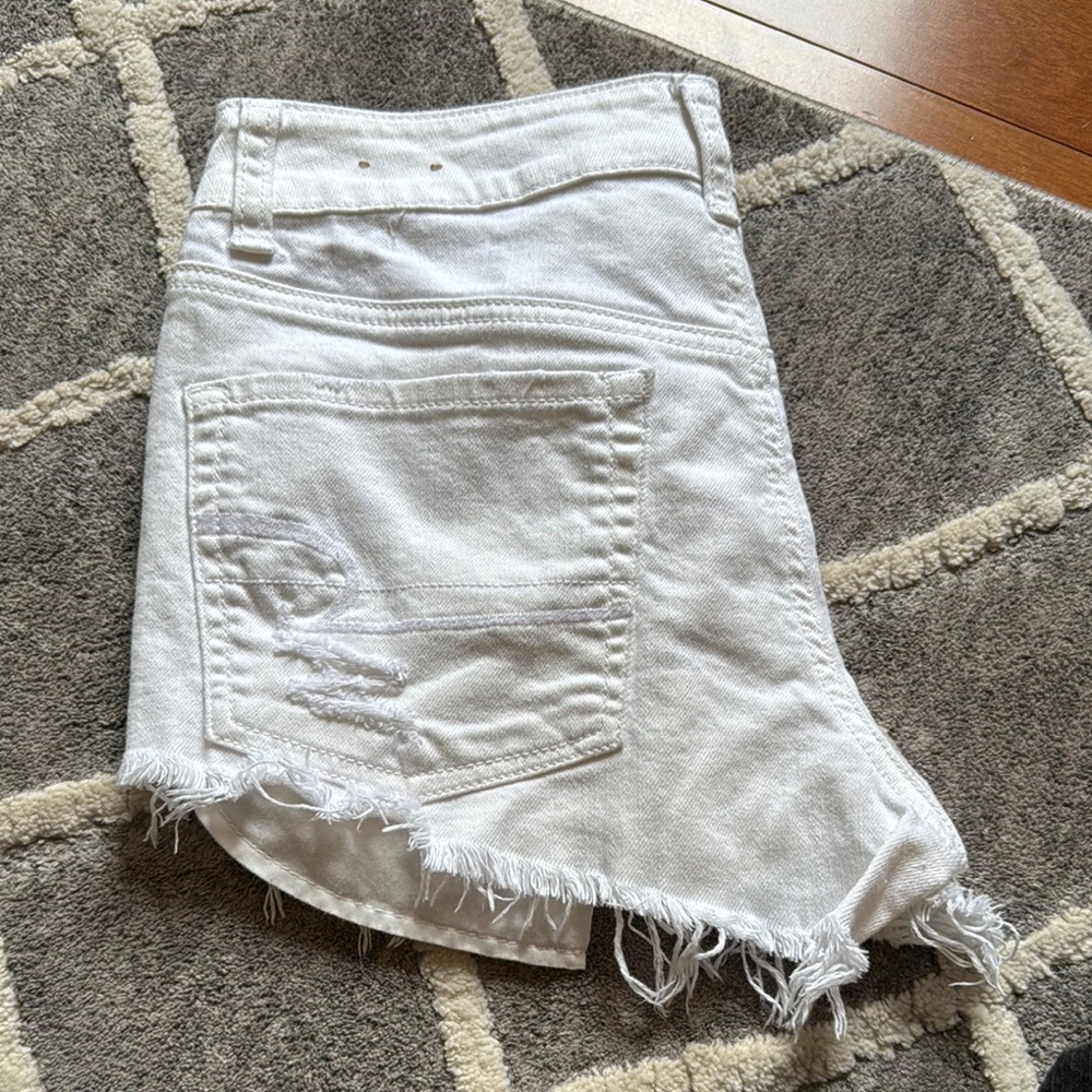 White American Eagle shorts